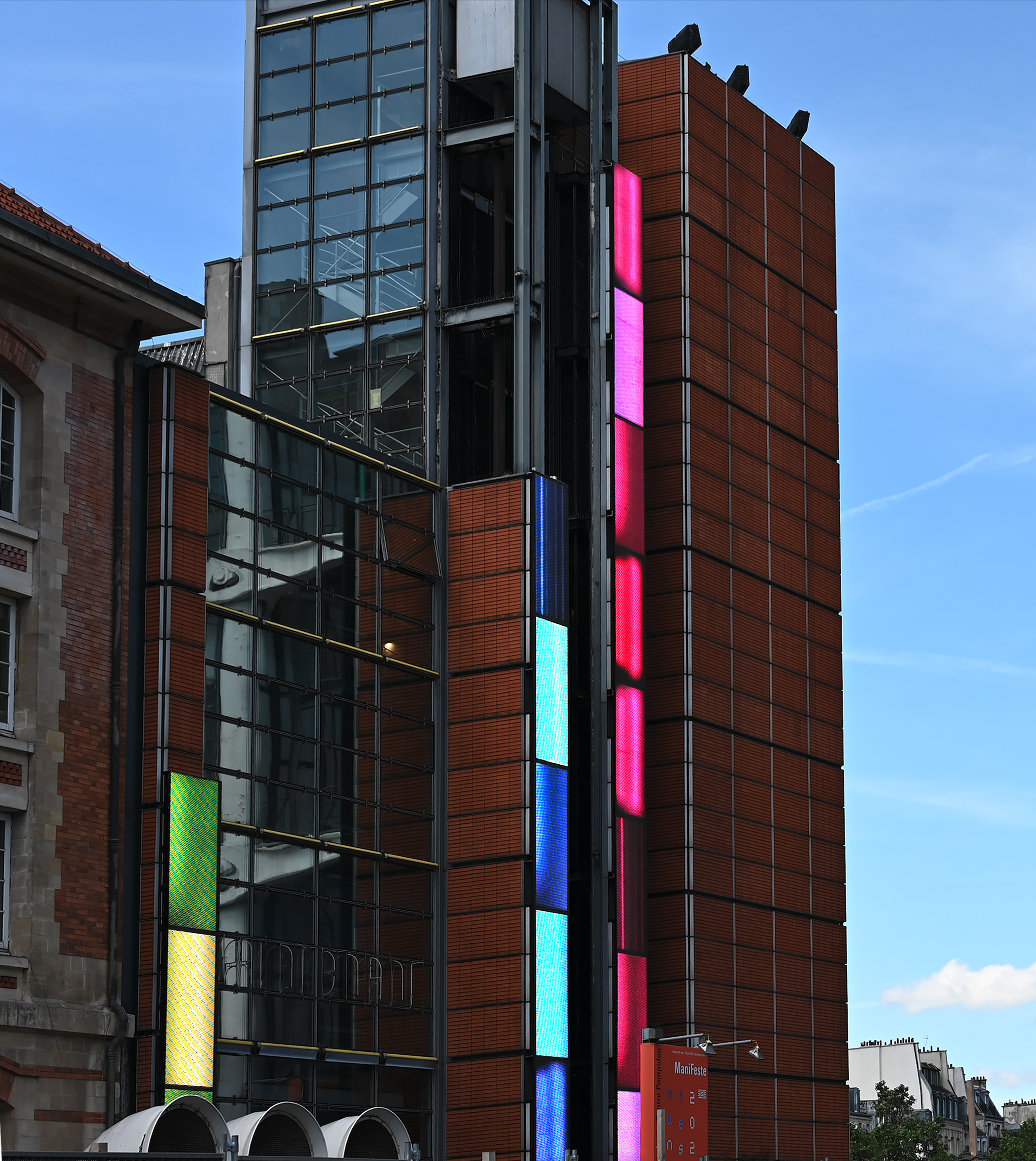 Infinite Screen at Centre Pompidou – AROTIN & SERGHEI Infinite Screen